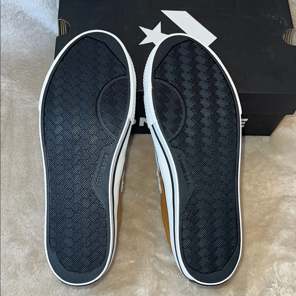 Converse Men's Brown Sneakers. Size 6‎